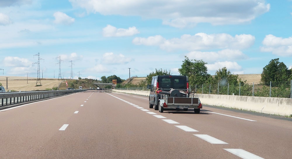 Véhicule qui tracte une remorque sur une voie pour véhicules lents