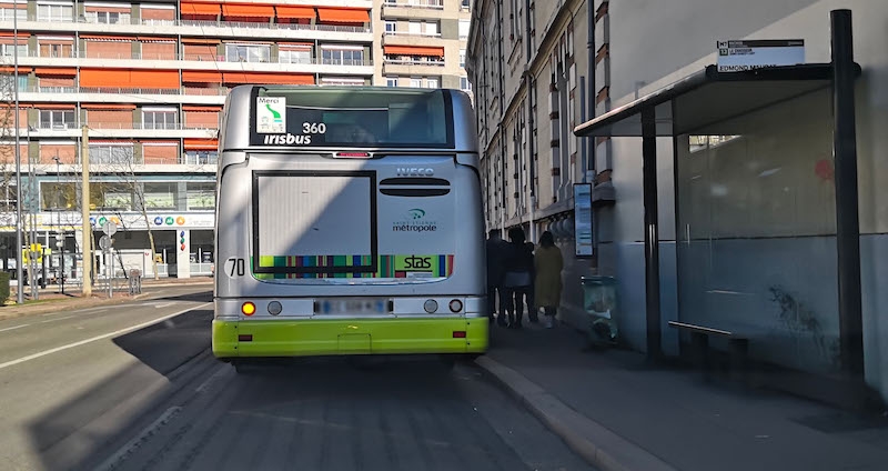 Bus quittant son arrêt