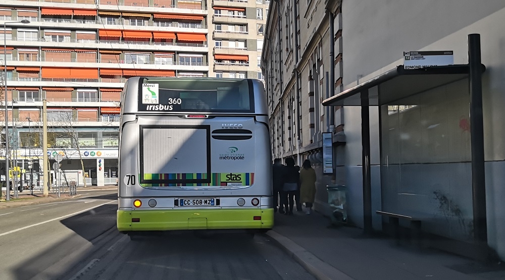 Bus quittant son arrêt de bus