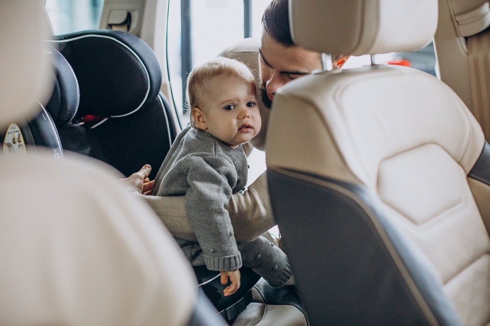 Attacher un enfant en voiture dans un siège auto