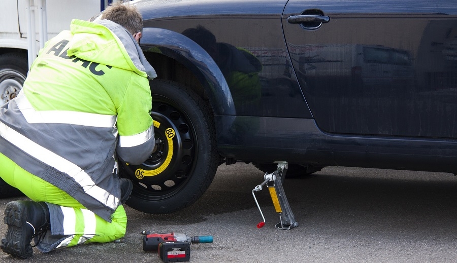 Changer une roue de voiture