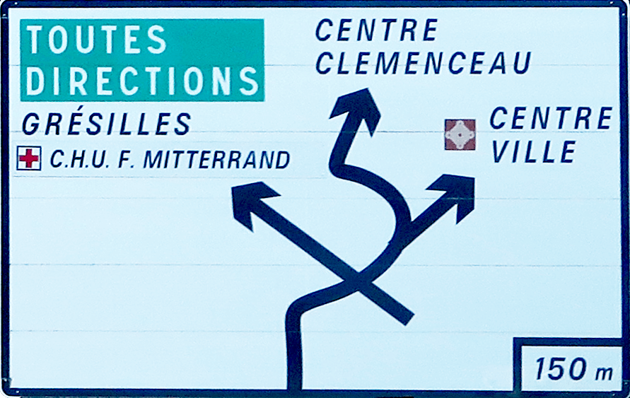 Panneau de direction en amont d’une intersection complexe