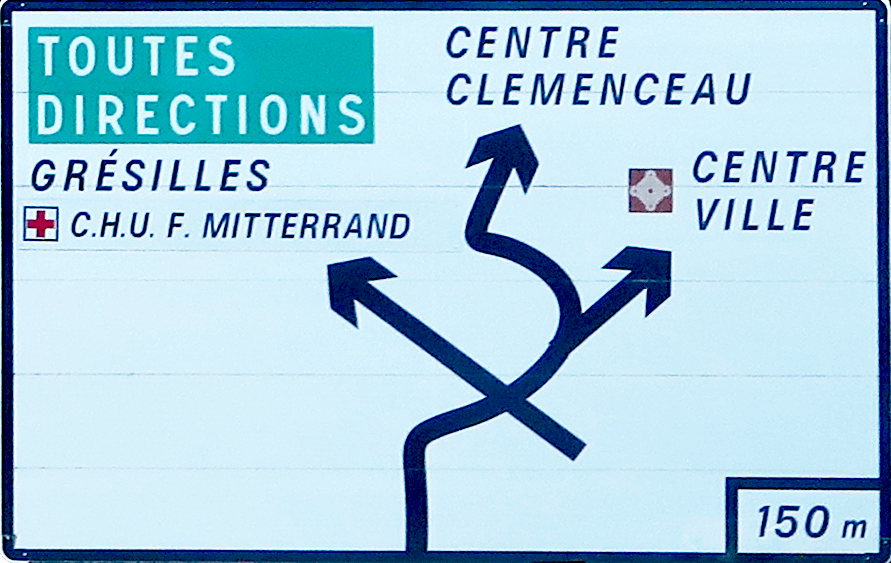 Panneau de direction en amont d’une intersection complexe Panneau de direction en amont d’une intersection complexe