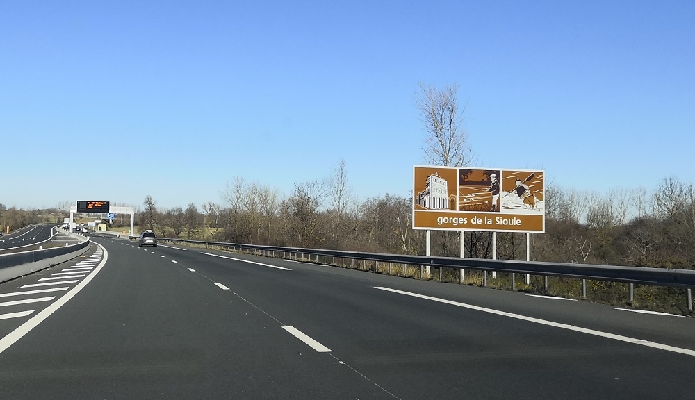 Panneau d’un lieu touristique sur autoroute