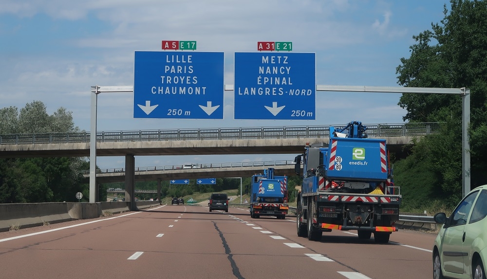 Panneaux de signalisation sur l’autoroute