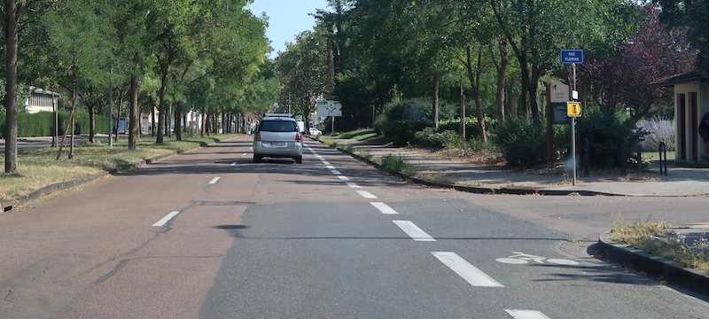 Bande cyclable à droite