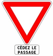 Panneau de cédez-le-passage sur autoroute