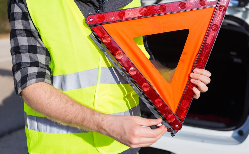 Triangle de présignalisation et gilet de haute visibilité