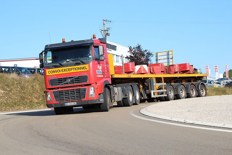 Véhicule de convoi exceptionnel sur la route