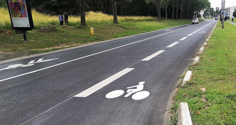 Bande cyclable délimitée par de la peinture