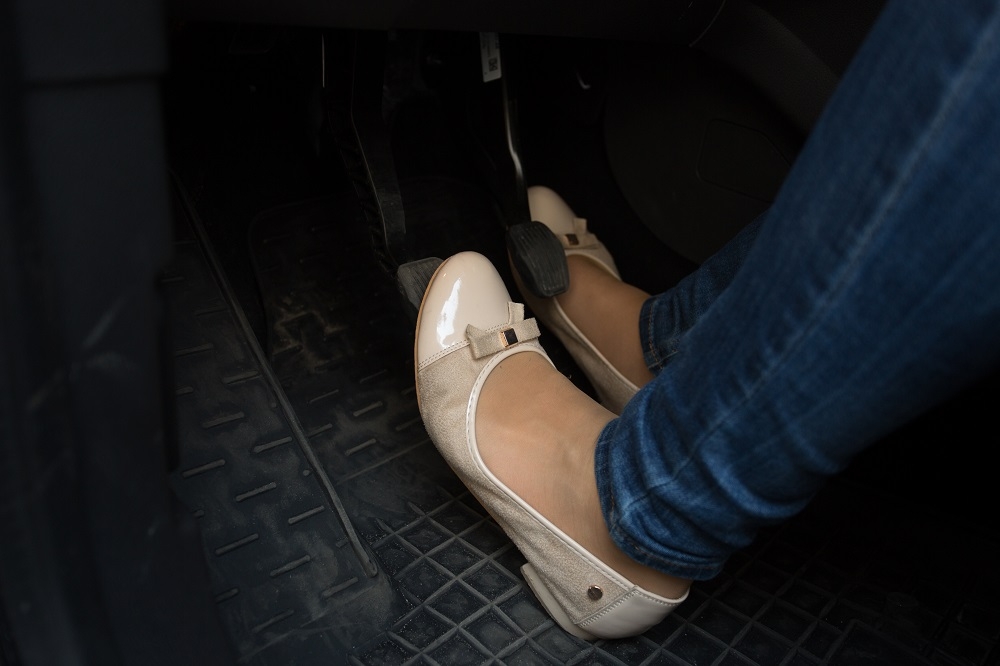 Bonne position des pieds en voiture