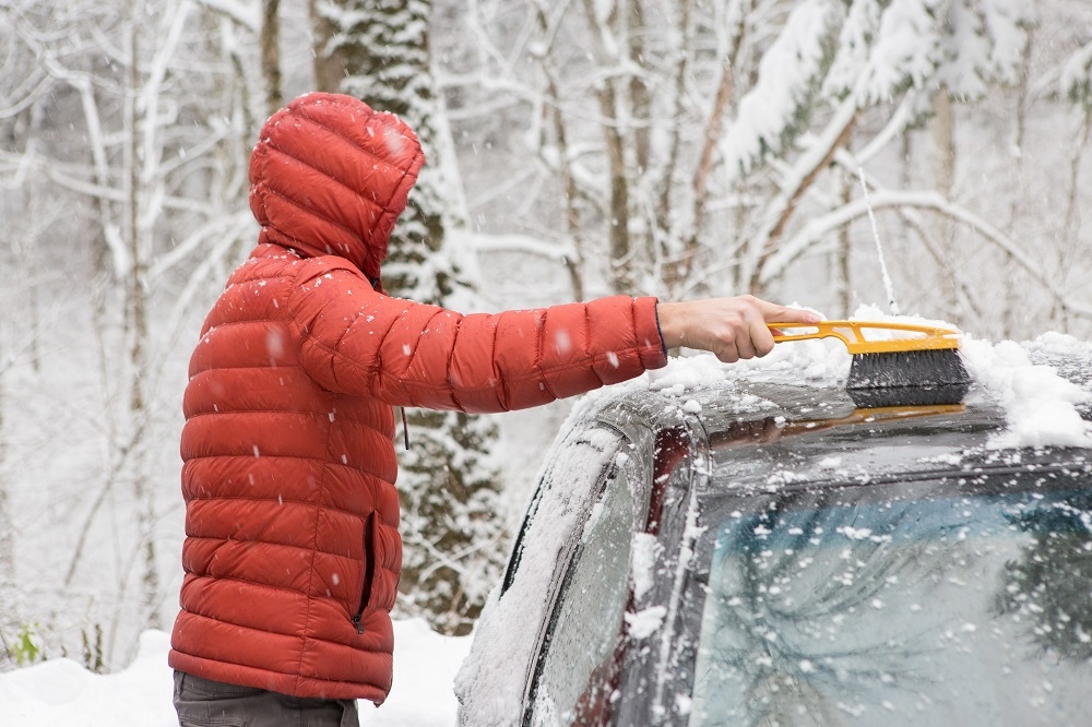 Retirer toute la neige du toit d’une voiture