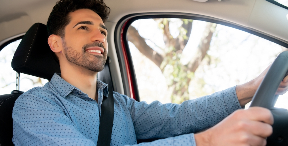 Conducteur attaché prenant la route