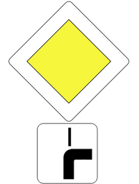 Panneau de route à caractère prioritaire dans une intersection complexe
