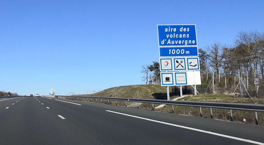 Panneau de signalisation annonçant une aire d’autoroute