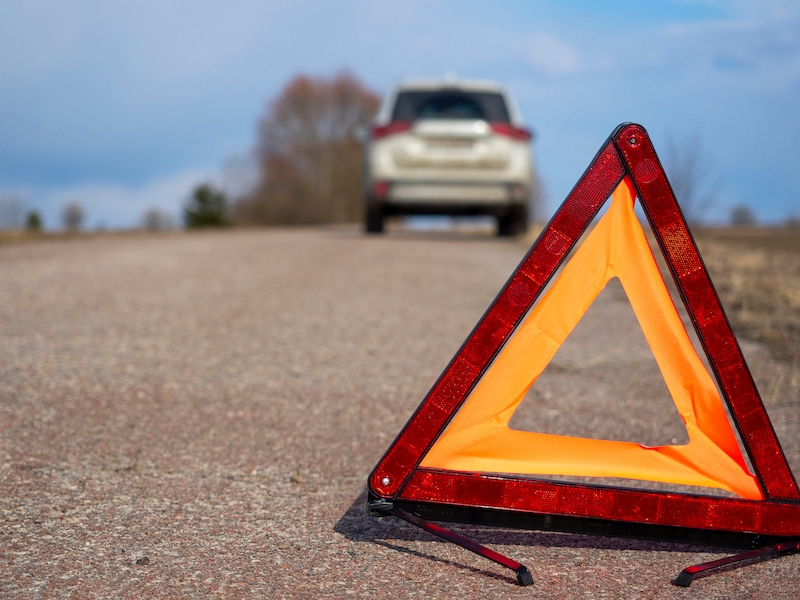 Triangle de présignalisation posé sur la chauss�ée