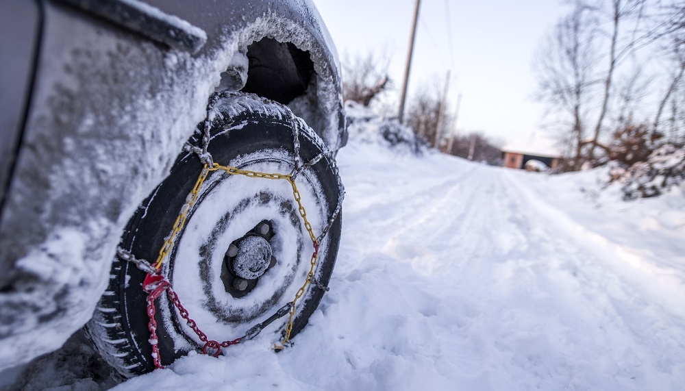 Chaines à neige installées sur les pneus