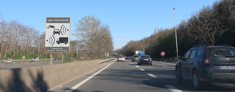 Panneau annonçant un radar de vitesse