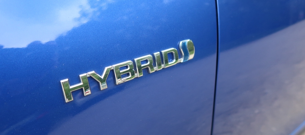 Inscription sur une voiture hybride