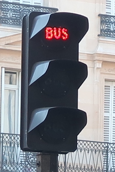 Feu tricolore réservé aux bus