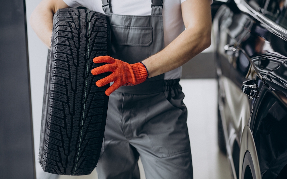 Garagiste travaillant sur le changement d’un pneu