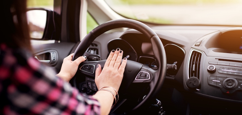 Conducteur Nerveux Poussant Le Klaxon De Voiture, Vue Rapprochée De La Main  Sur Le Volant