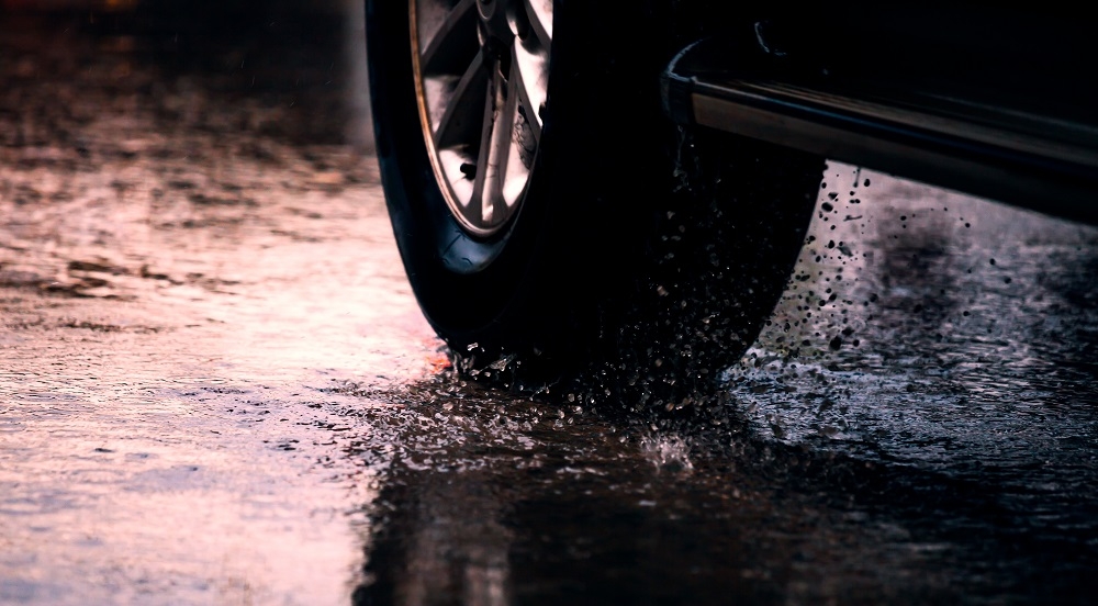 Risque d’aquaplaning d’une voiture sous fortes pluies