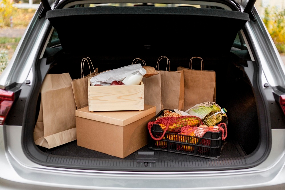 Chargement du coffre avec des bagages