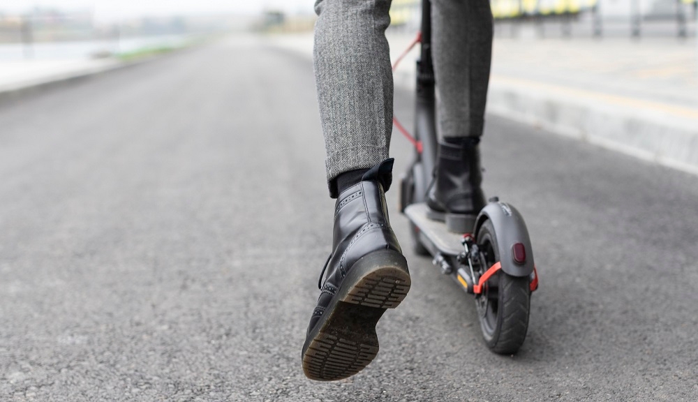 Circulation d’une trottinette électrique sur la route