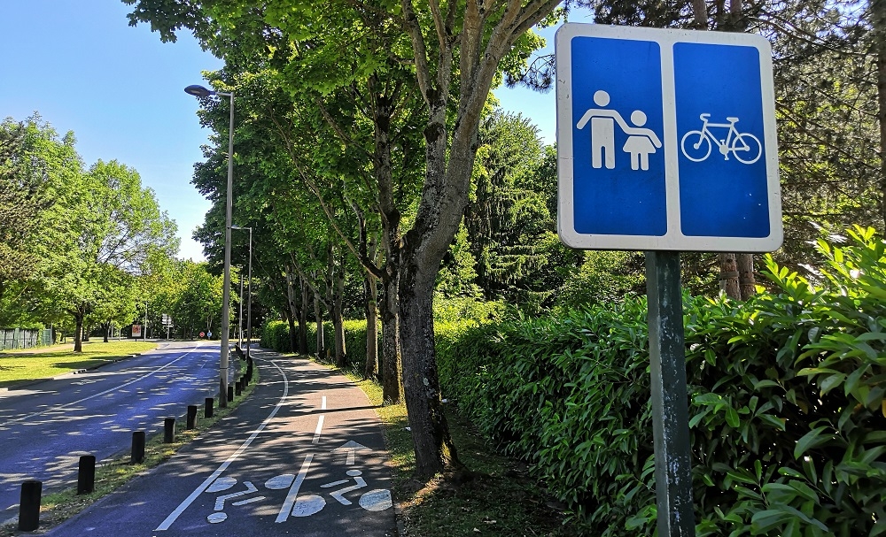 Partage de la route sur une piste cyclable