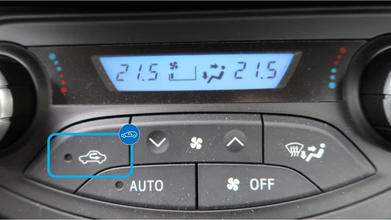 Panneau de commande de voiture en plastique avec boutons et boutons. Réglage  du climatiseur de la voiture. Débit d'air à l'intérieur du véhicule. Alarme  du véhicule. Bouton d'alarme rouge. C Photo Stock 