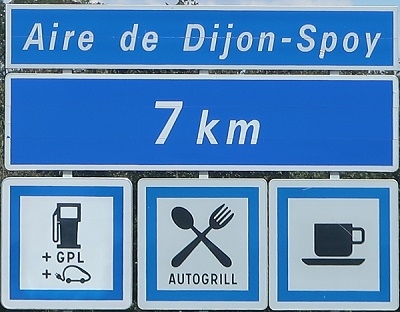 Panneau d'indication d'une aire d'autoroute
