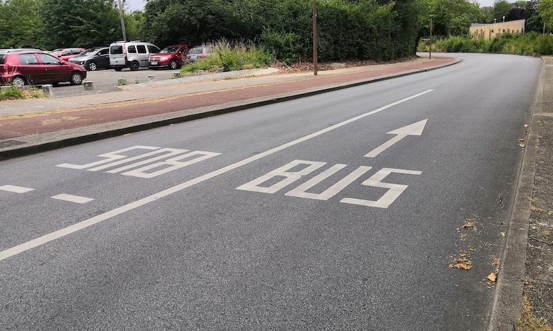 Marquage au sol de voie réservée aux bus