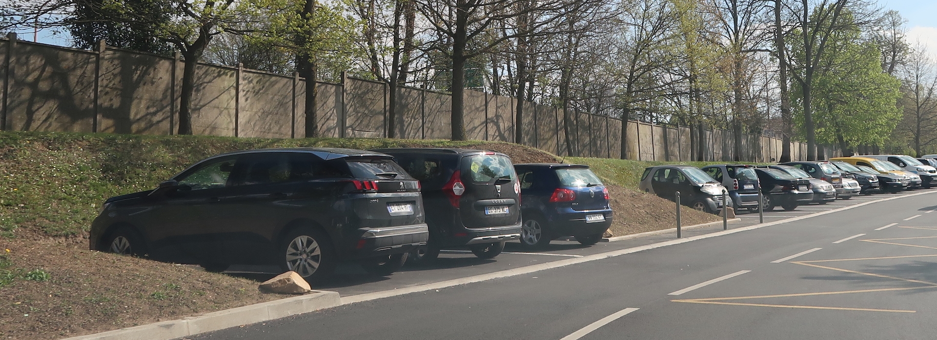 Stationnement en bataille le long de la chaussée