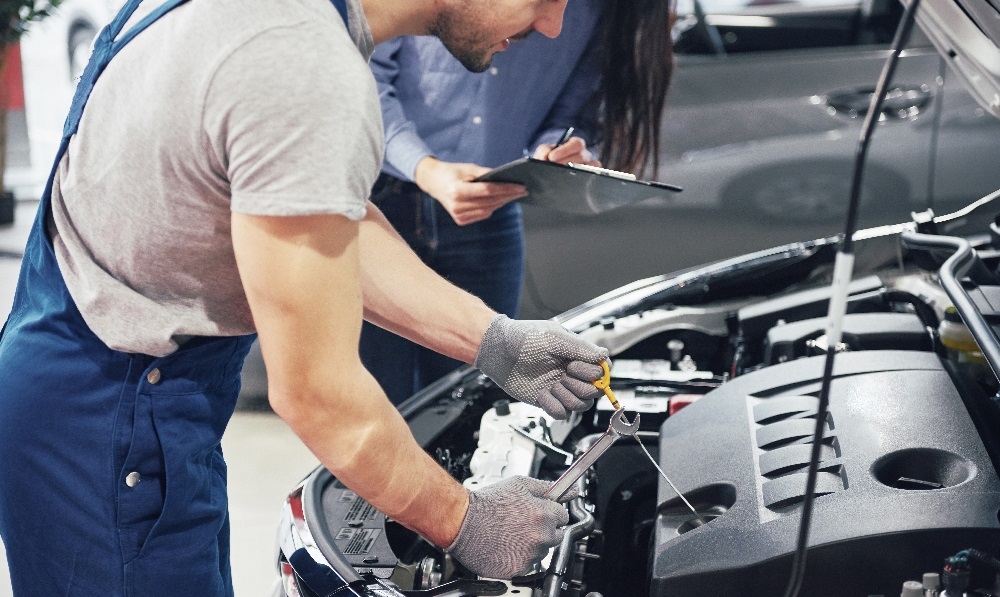 Contrôle des niveaux lors de la révision d’une voiture