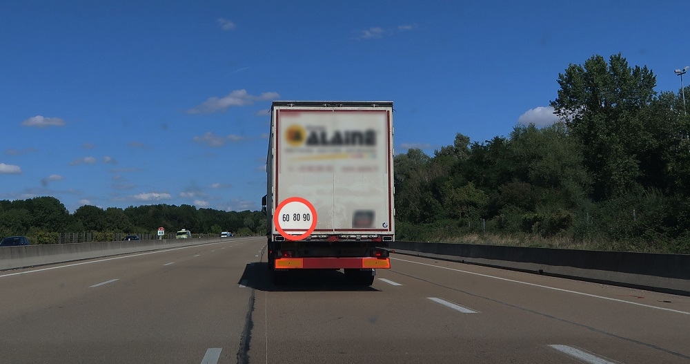 Etiquettes de limitation de vitesse à l’arrière d’un camion