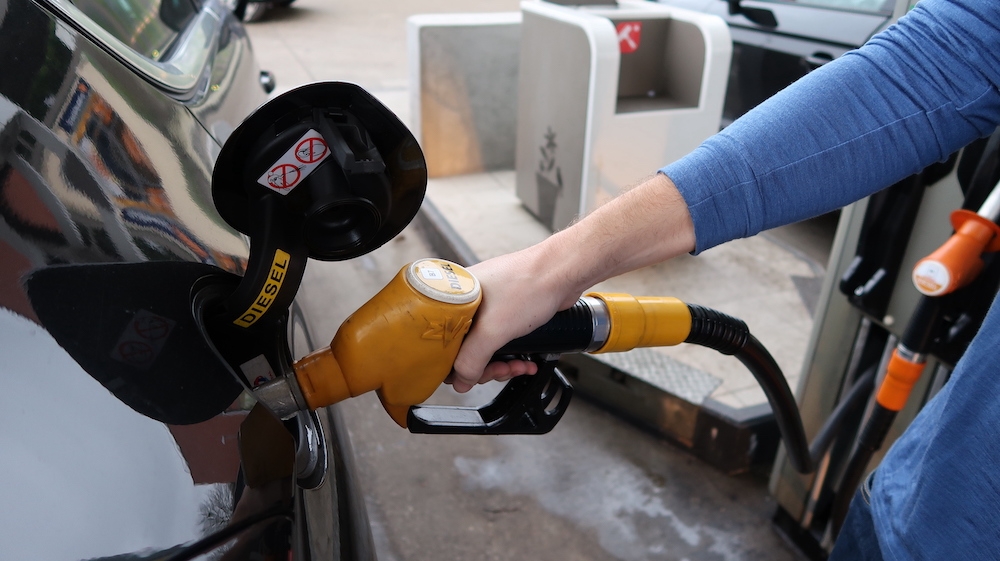 Faites-vous le plein d'essence avec la voiture allumée ? Est-ce bon ou  mauvais?