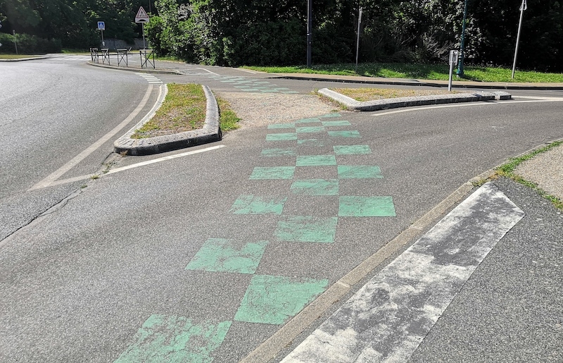 Damier vert dans un carrefour à sens giratoire