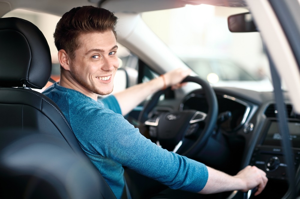 La Main Appuie Sur Le Bouton Du Régulateur De Vitesse Sur Le Volant.