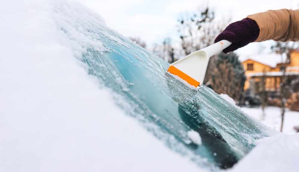 Déneiger sa voiture avant de prendre la route