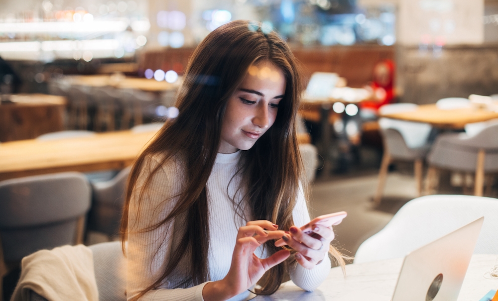 Femme s’inscrivant à une session en ligne