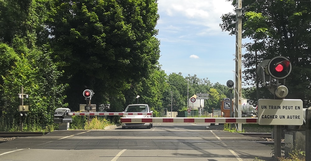 Passage à niveau feu rouge en présence d’un train