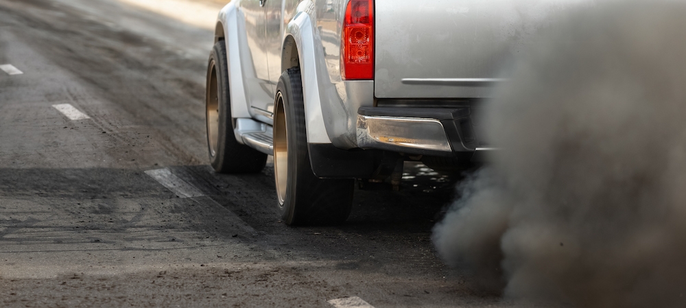 Fumée d’une voiture très polluante