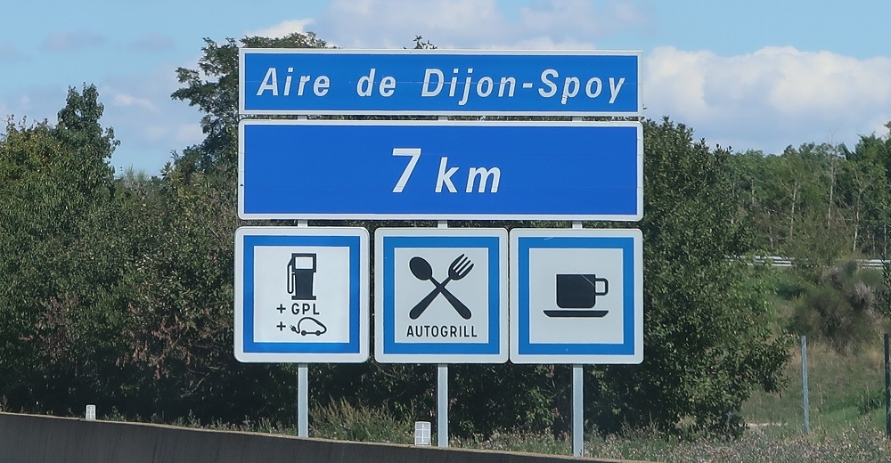 Panneau de signalisation d’une aire d’autoroute