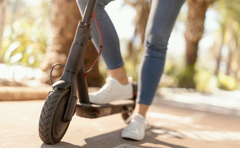 Trottinette électrique sur la route