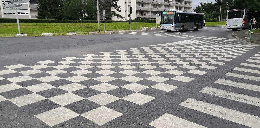 Damier blanc à une intersection pour le croisement des bus