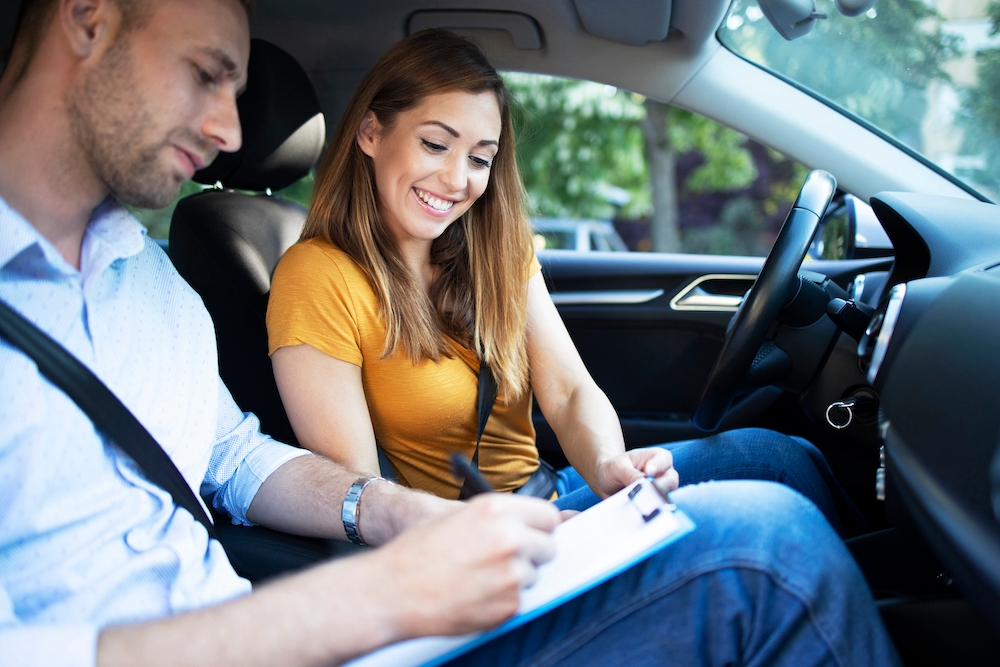 Moniteur d’auto-école donnant des conseils