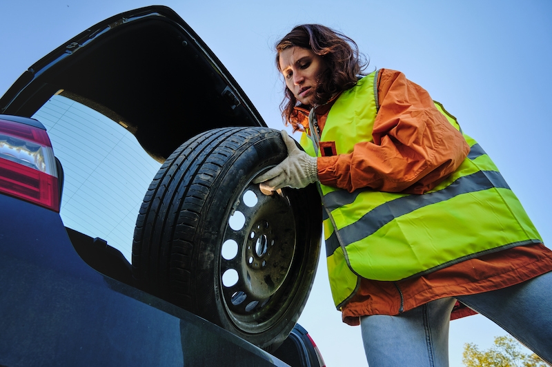 Utilisez un gilet de sécurité vert pour la récolte d'un conducteur mâle  méconnaissable téléphoner et demander de l'aide après un accident de voiture  dans le pays route Photo Stock - Alamy